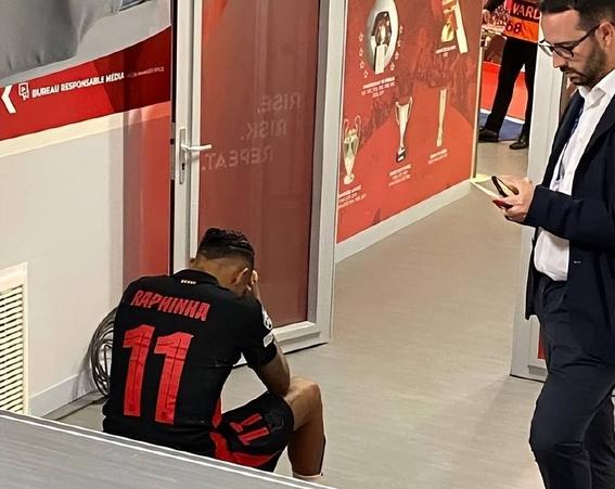 爱游戏在线-F1车队在比赛中受伤退赛，巴萨主帅表示担忧(f1车队在比赛中受伤退赛,巴萨主帅表示担忧了吗)